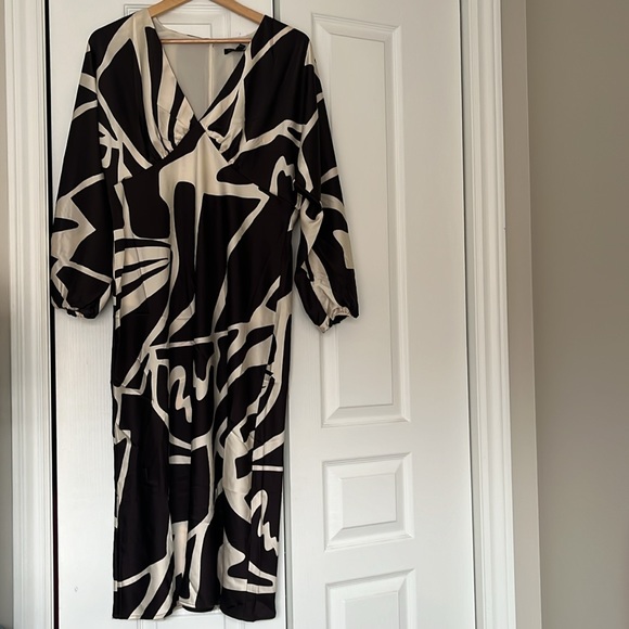Banana Republic Blouson-Sleeve Satin-Shine Midi Dress in B&W Stonewash, Size 14 - Picture 4 of 6